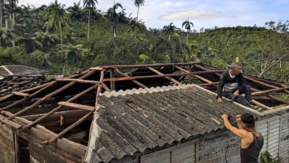 Vivienda precaria dañada por el huracán Oscar en Cuba.