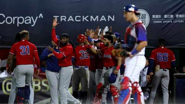 Momento del partido de béisbol entre Cuba y República Dominicana.