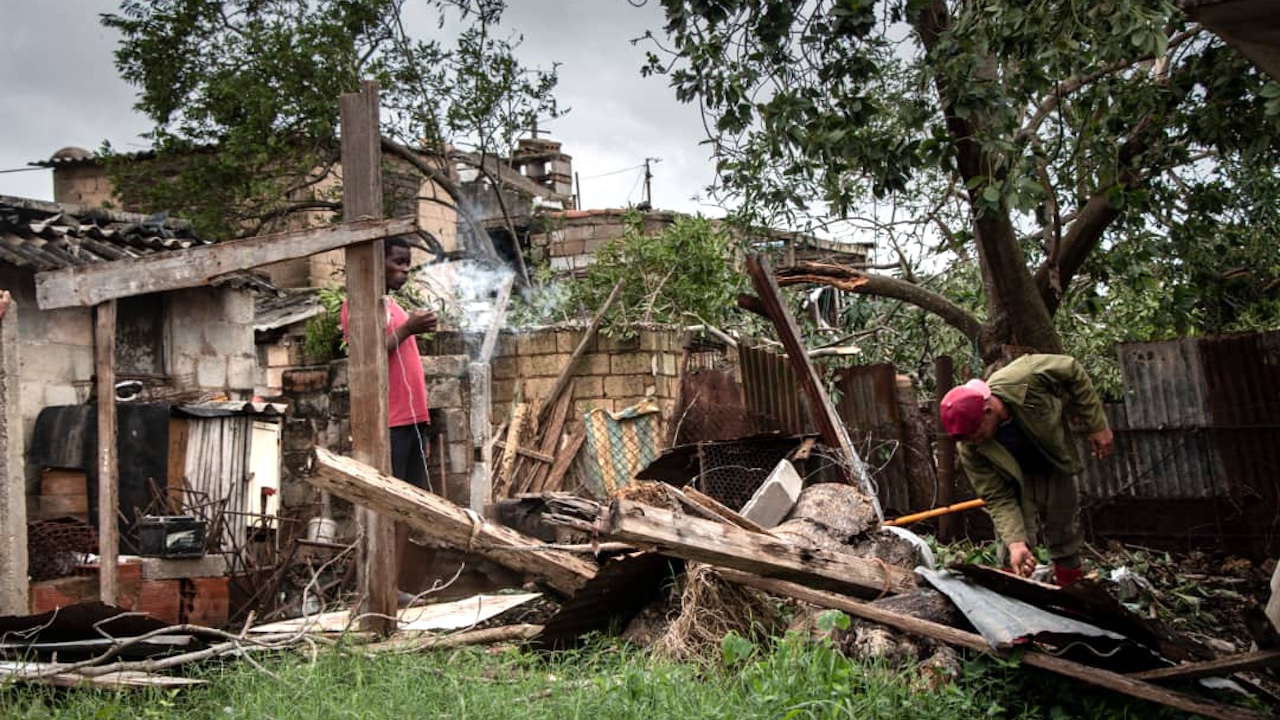 Destrozos del huracán Rafael en Artemisa. 