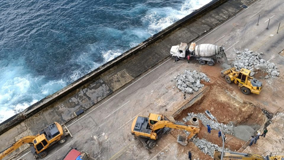 Reparación de un conducto de aguas pluviales en el Malecón habanero, a la espera del huracán Rafael.