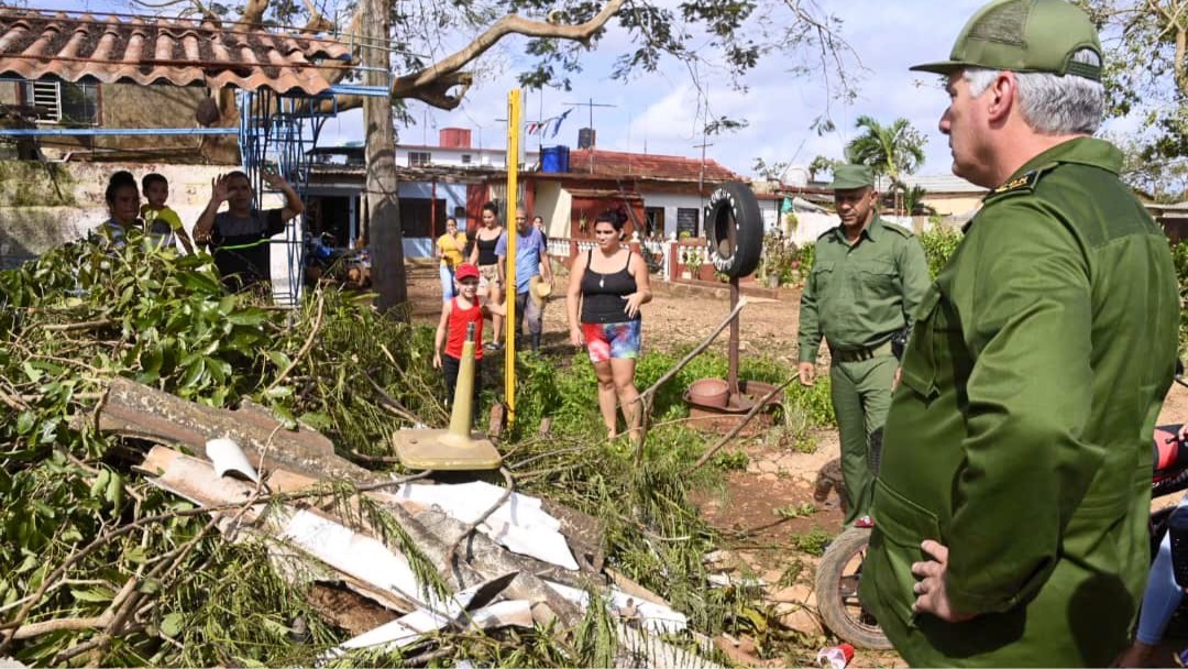 Díaz-Canel en Artemisa, golpeda por el huracán Rafael.