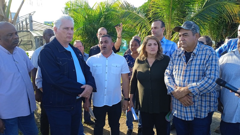 Miguel Díaz-Canel durante su recorrido por el centro de Cuba.