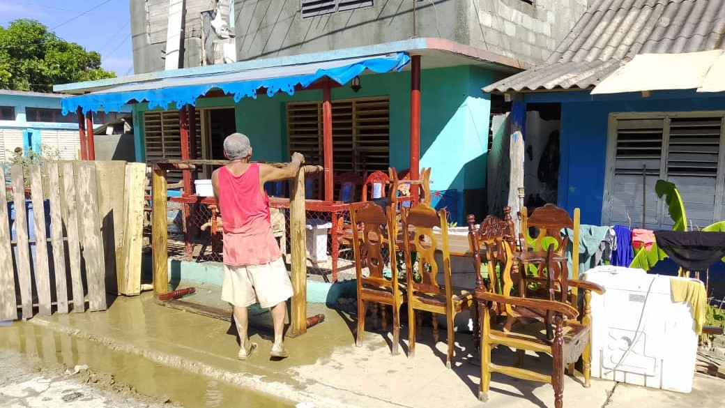 Bienes secados al sol tras las inundaciones de Oscar en Guantánamo.