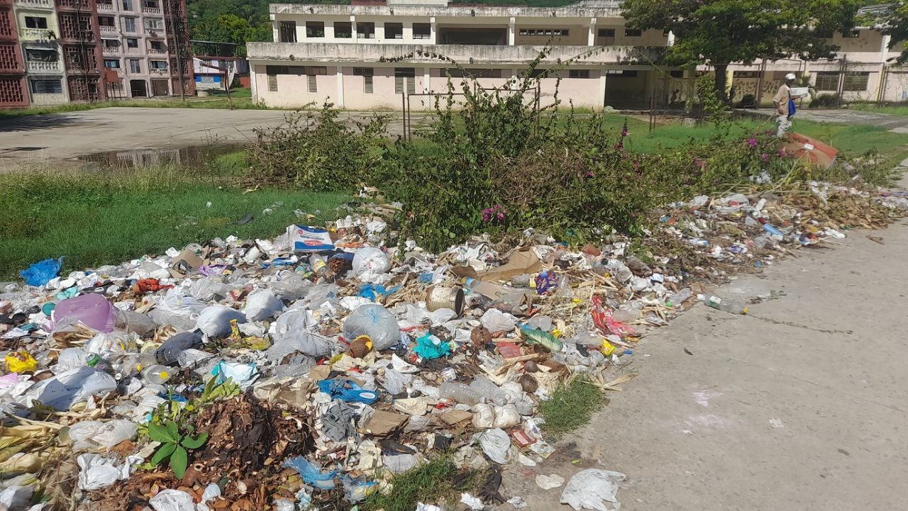 Basurero frente a una escuela en Santiago de Cuba.