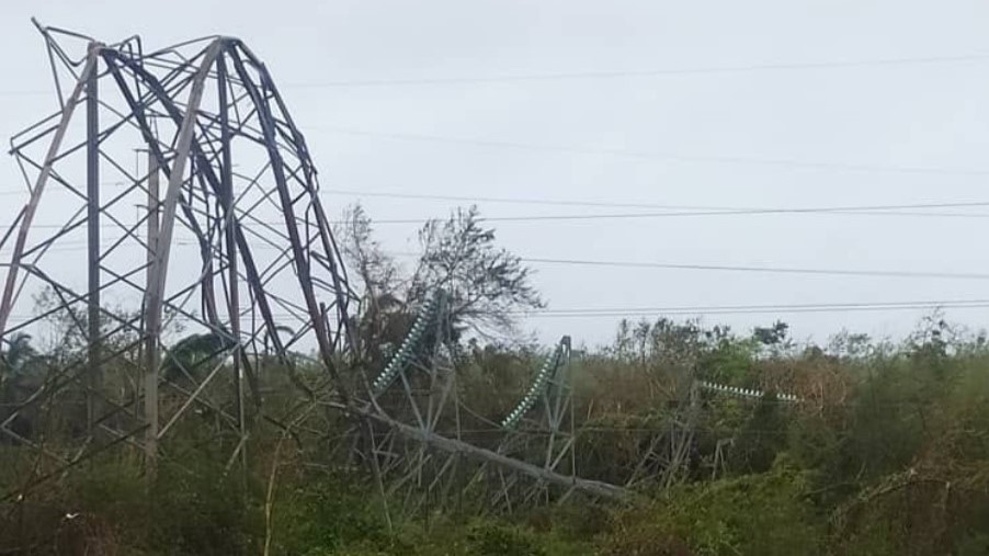 Torre de alta tensión derribada por Rafael en la autopista Habana-Artemisa.