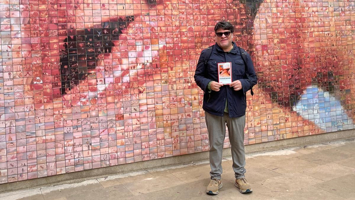 Iván de la Nuez con un ejemplar de su libro.