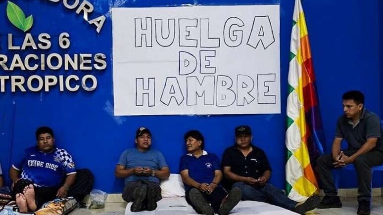 Evo Morales junto a varios de sus seguidores en huelga de hambre.