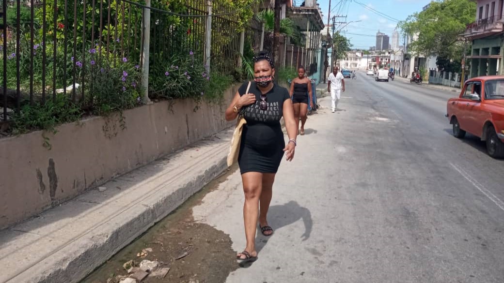 Mujeres en una calle en La Habana.