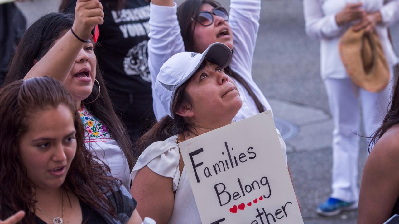 Protesta de familias de migrantes ante un centro de detención en EEUU en 2018.