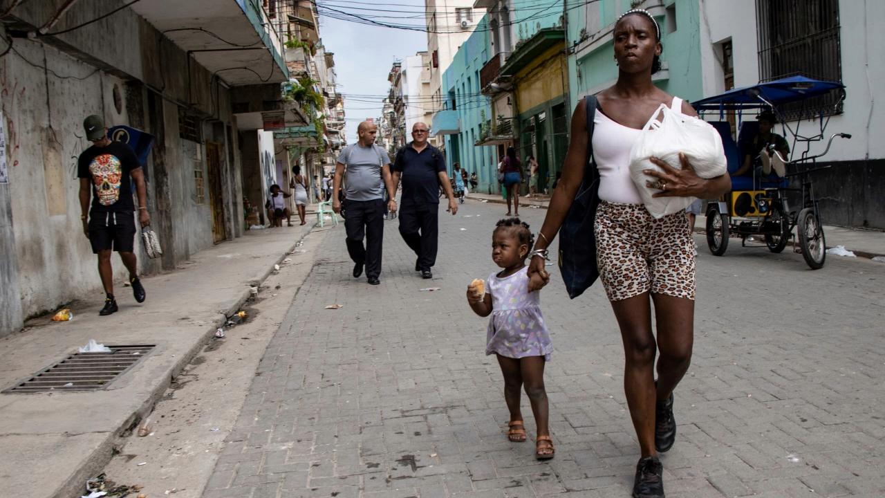 Una mujer con su hija en Cuba.