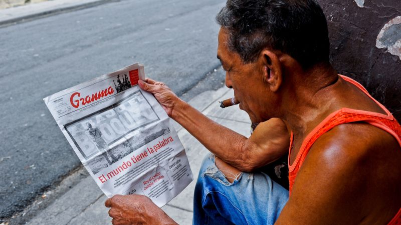 Un cubano lee el periódico Granma, órgano oficial del Partido Comunista de Cuba