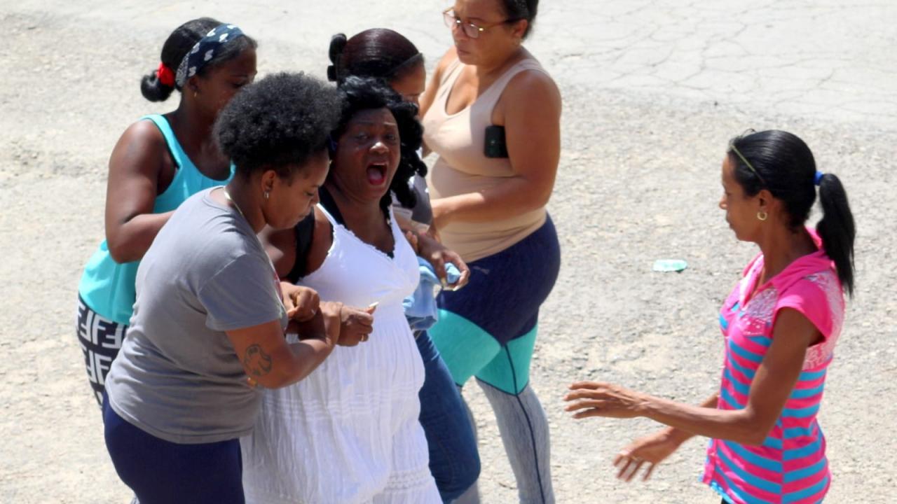 Agentes de civil del aparato represivo del régimen detienen a Berta Soler.