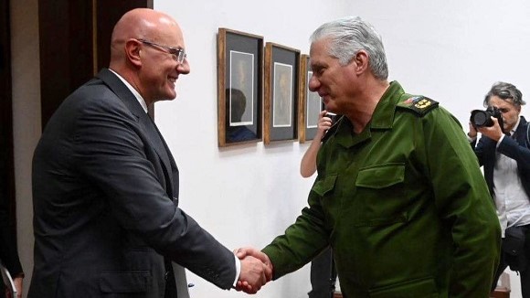 El teniente general Alexander Viacheslavovich Kurenkov y Miguel Díaz-Canel.