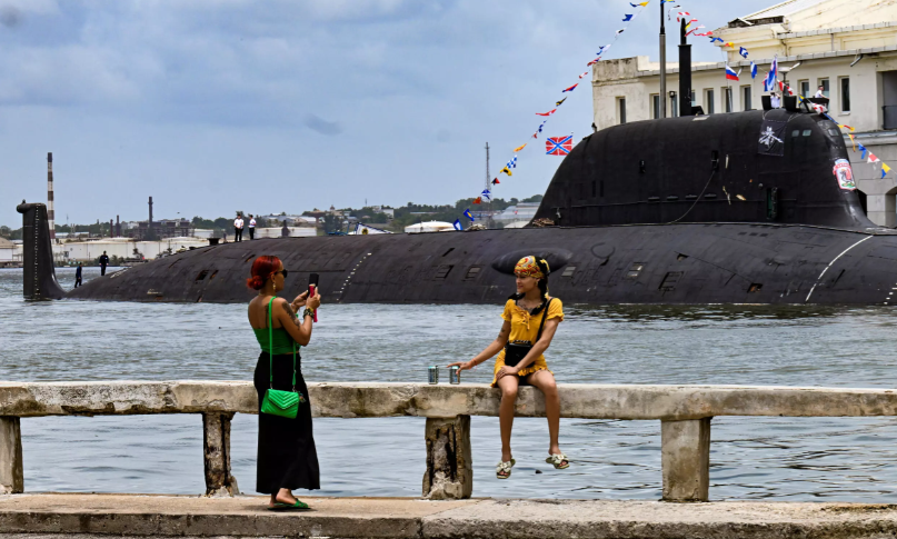 Cubanas se fotografían cerca del submarino nuclear ruso Kazan el 12 de junio de 2024 en La Habana.