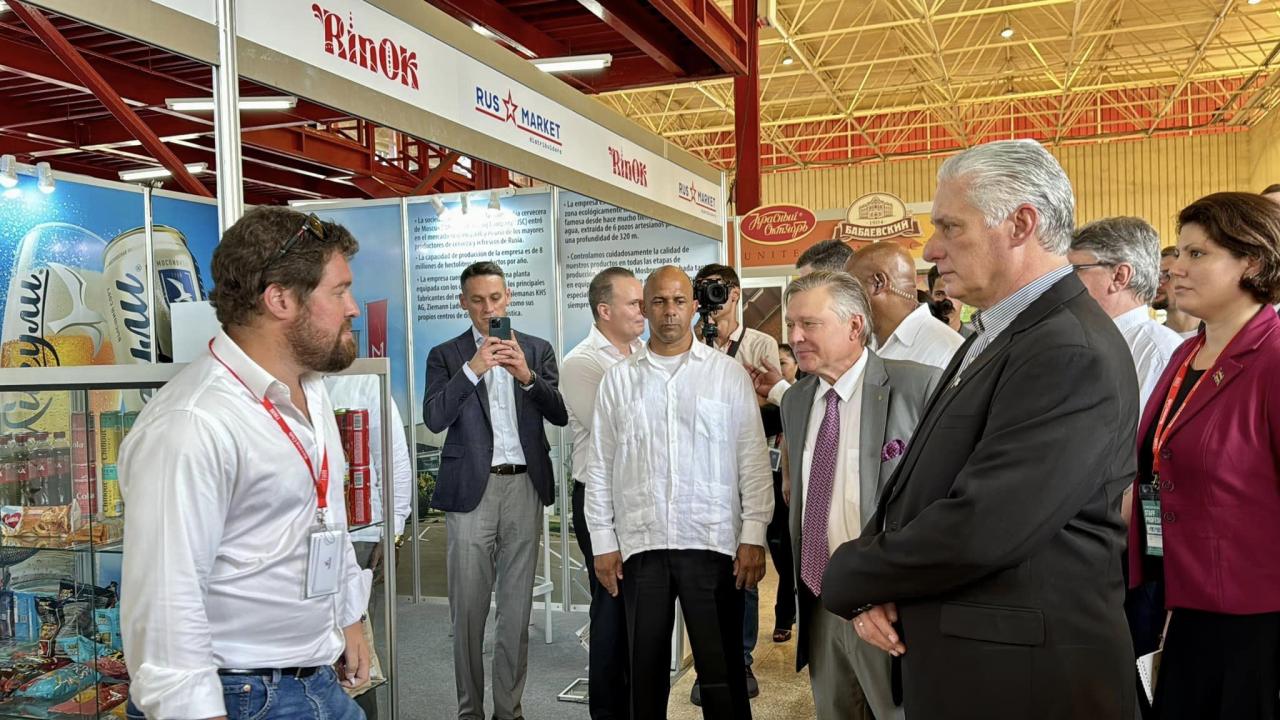 Miguel Díaz-Canel visita el pabellón de Rusia en FIHAV 2024.