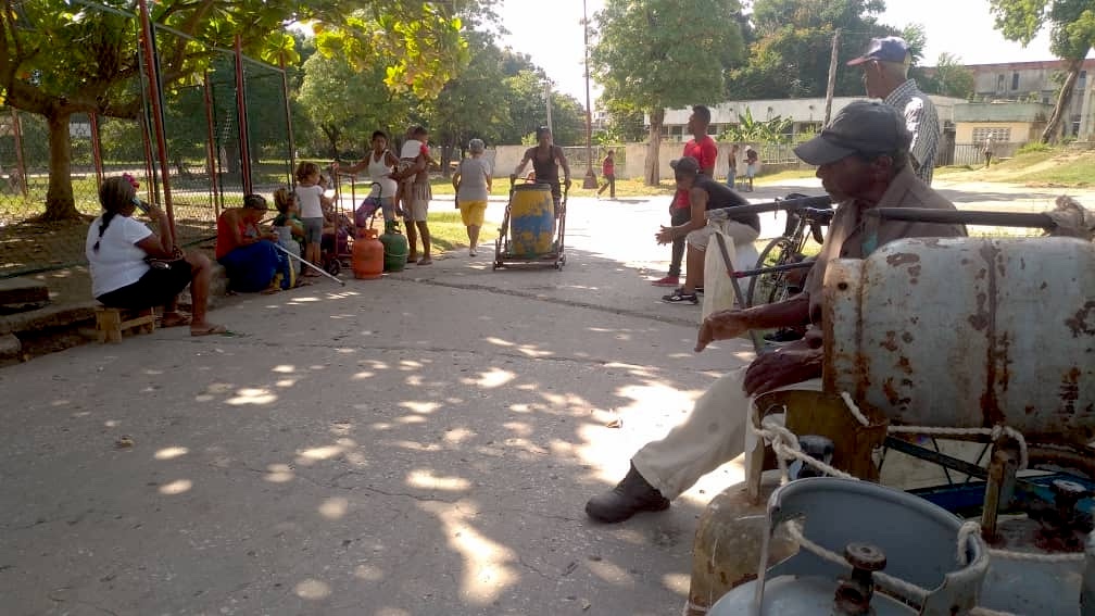 A line to buy gas in Santiago de Cuba.