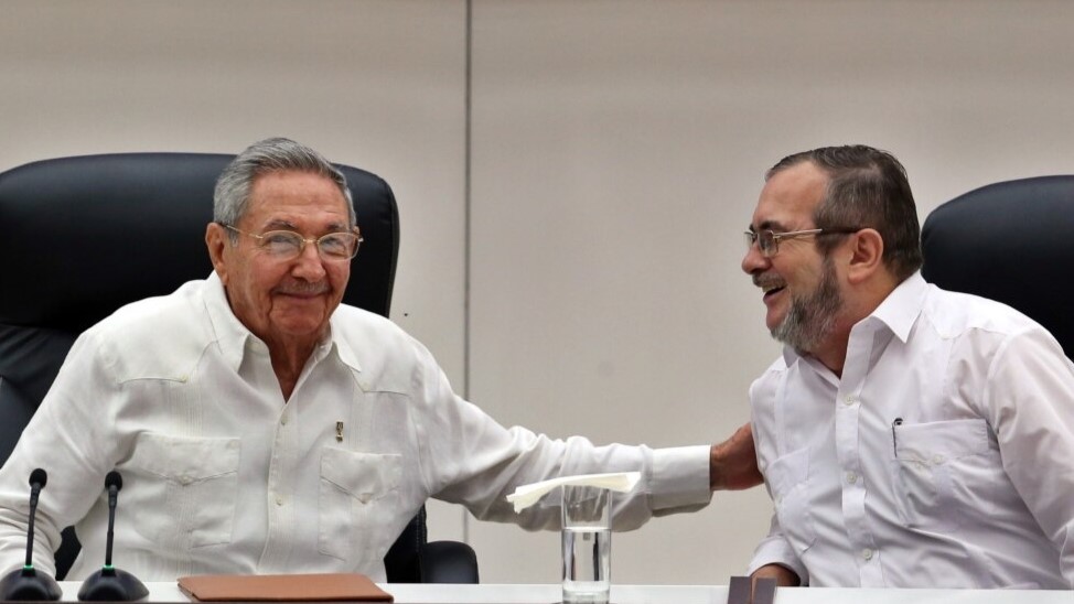 Rodrigo Londoño, último comandante de las FARC, junto a Raúl Castro en La Habana.