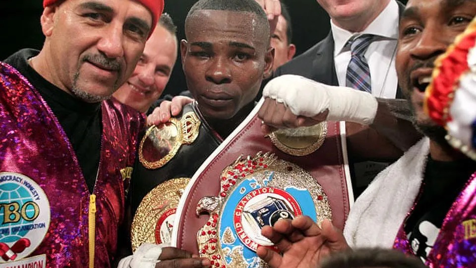 El boxeador cubano Guillermo Rigondeaux con su cinturón.