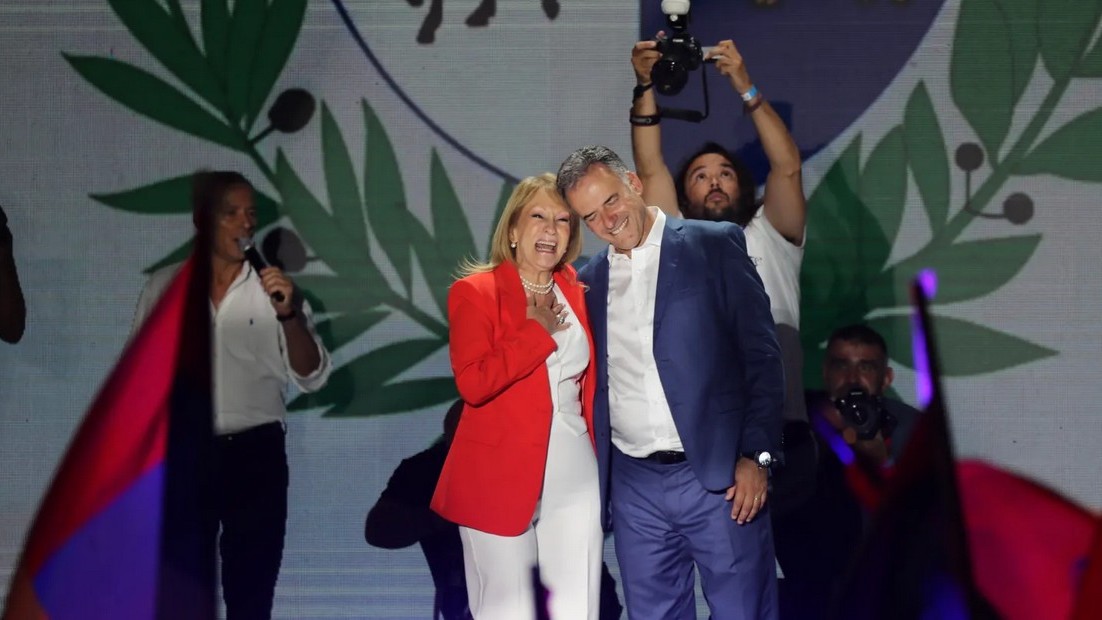 Yamandú Orsi celebra la victoria con su compañera de fórmula Carolina Cosse, en las elecciones de este domingo en Montevideo. 