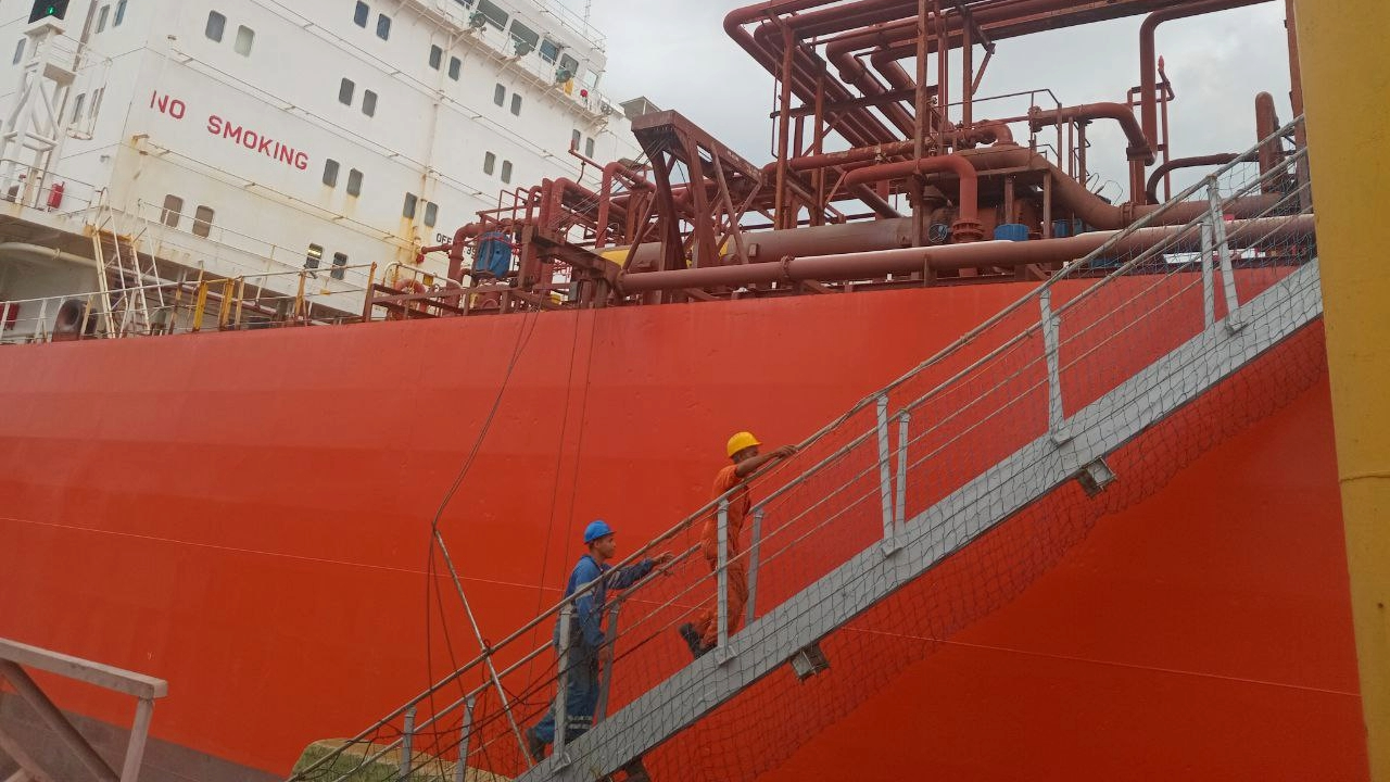 Barco de gas en Santiago de Cuba.