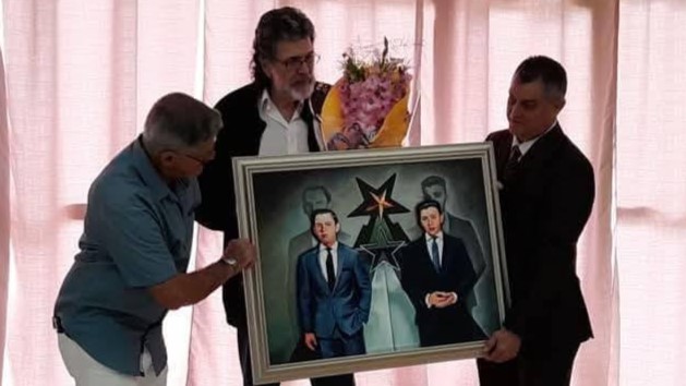 Abel Prieto al recibir el reconocimiento.