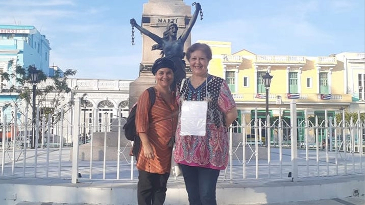  Alina Bárbara López Hernández junto a la activista Jenny Pantoja Torres en su habitual protesta pacífica en el Parque de la Libertad, en Matanzas.