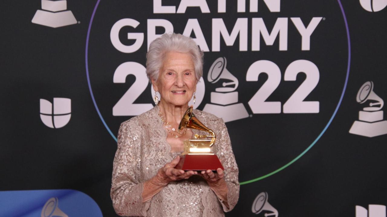 Ángela Álvez posa con su Latin Grammy en 2022.