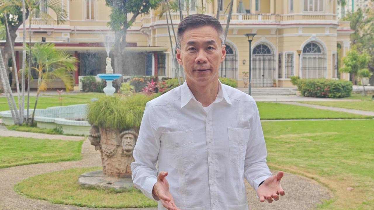 El embajador chino en La Habana frente a la sede diplomática.