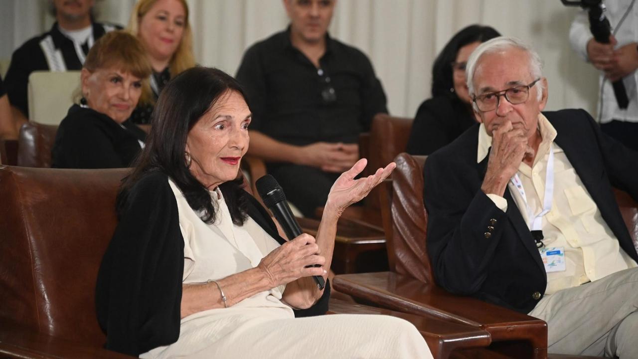 Eslinda Núñez habla en un encuentro con Díaz-Canel en el Festival de Cine de La Habana.