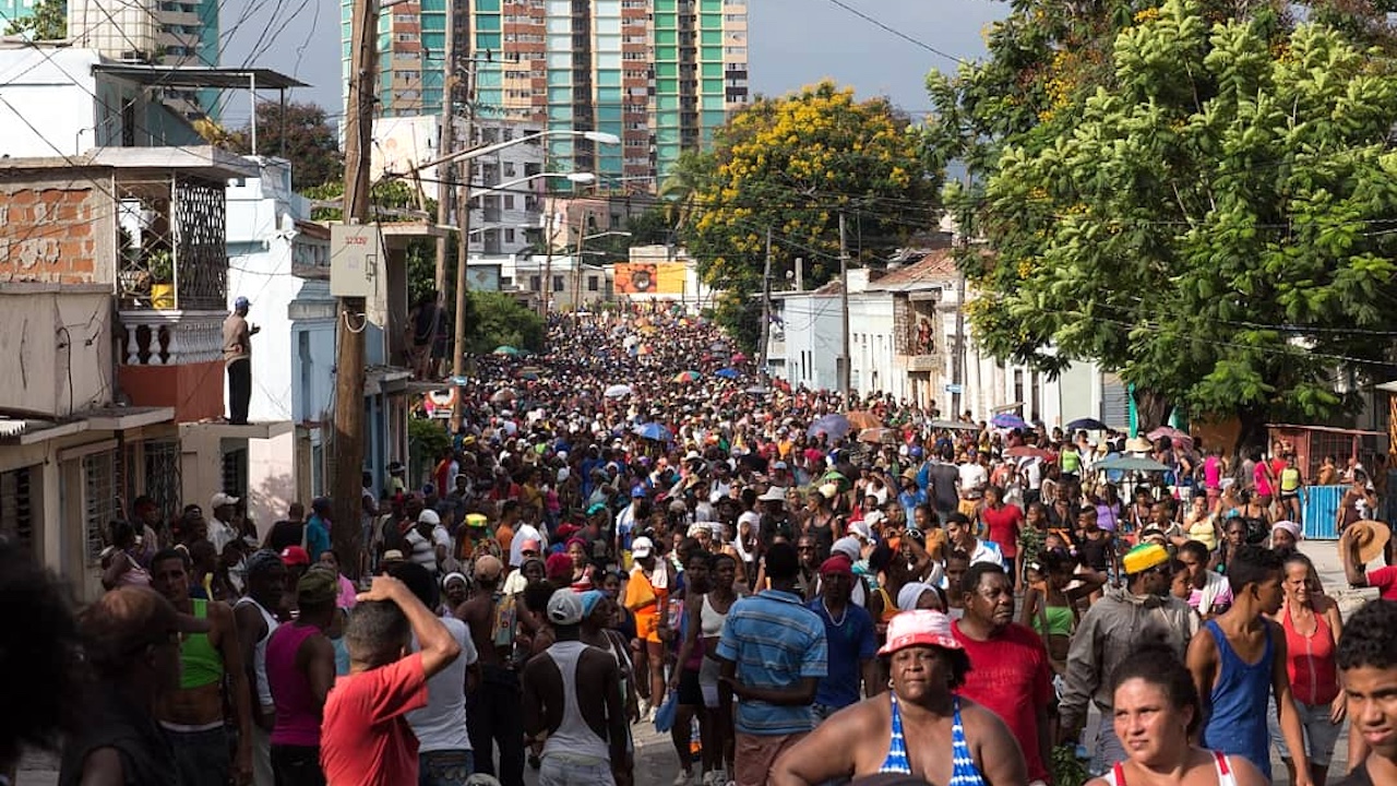 Santiagueros participan en la Conga de Los Hoyos.