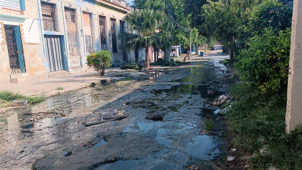 Una calle anegada por aguas negras en La Habana.