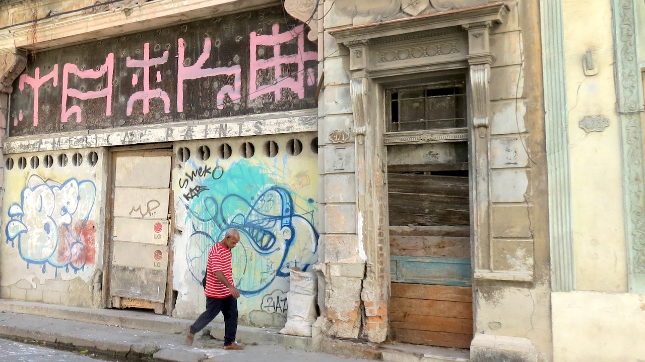 Un cubano camina por la calle Neptuno, en La Habana.