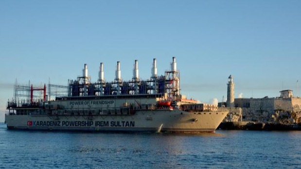 Una de las patanas de Karadeniz Holding entrando a La Habana.