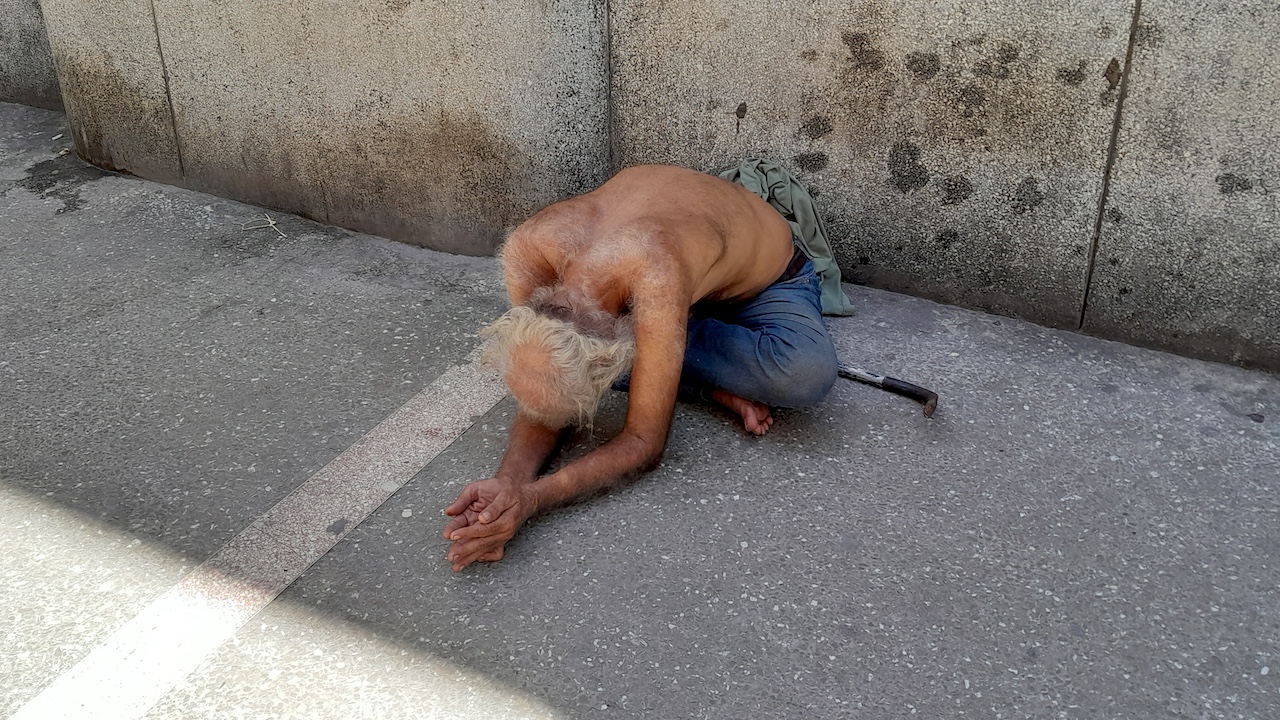 Un mendigo en una calle de La Habana.