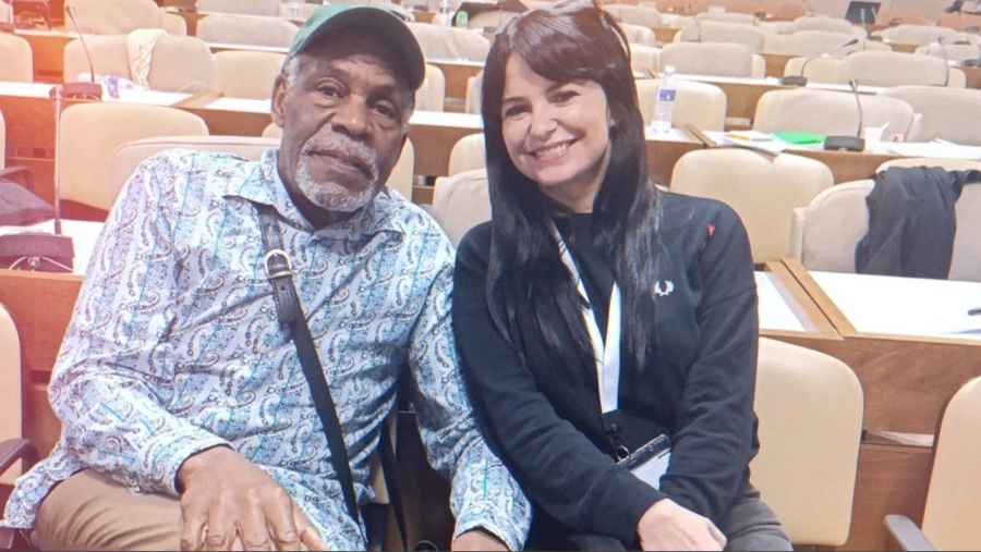 El actor estadounidense Danny Glover y la comunista española Ana Hurtado en Cuba.