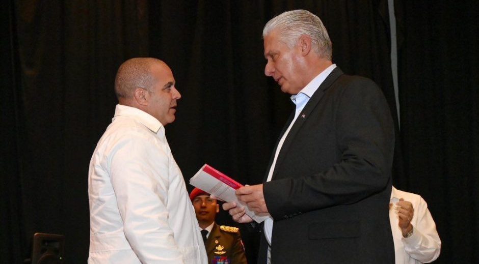 Miguel Díaz-Canel y un colaborador en Venezuela.