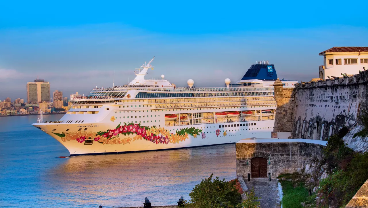 Un crucero de Norweggian saliendo de La Habana.