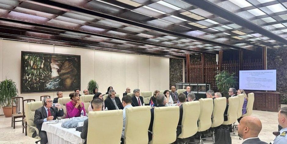 Reunión sobre tema migratorio entre delegaciones de EEUU y Cuba.