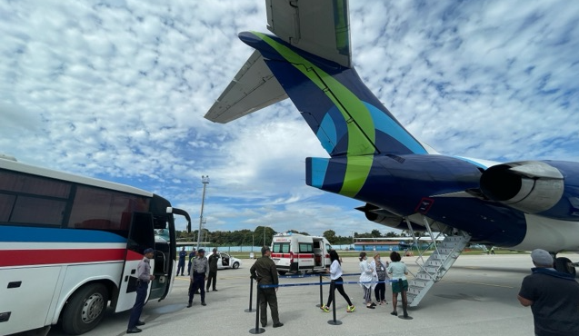 Recibimiento de cubanos deportados por vía aérea desde EEUU. 