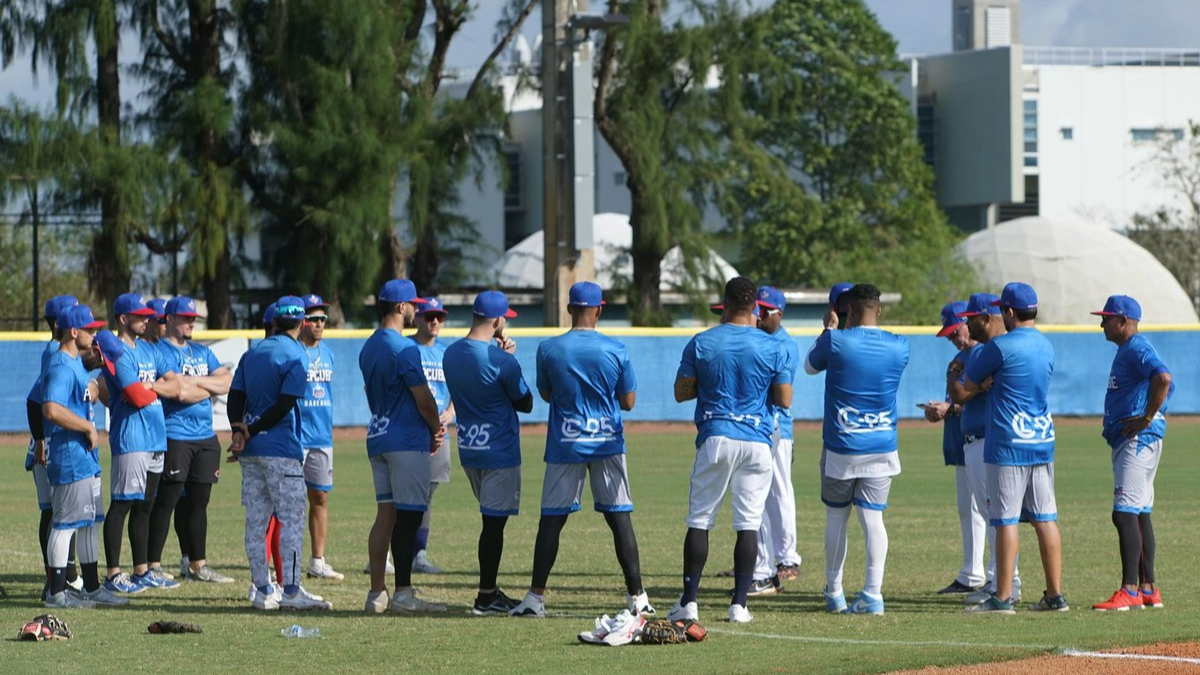 Peloteros del equio de FEPCUBE durante un entrenamiento en Miami.