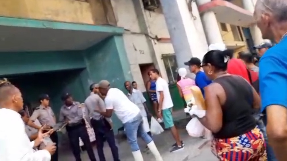 Cubanos discuten con la Policía.