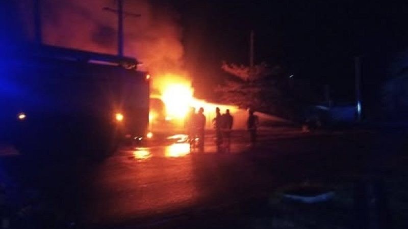 Fuego tras la explosión en la planta de asfalto de Sancti Spíritus.