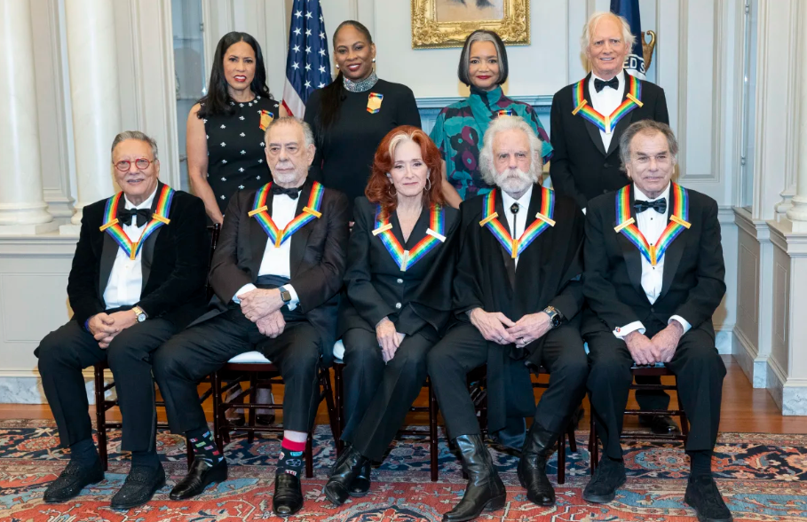 Arturo Sandoval (extremo izq., sentado) junto a los homenajeados por el Kennedy Center.