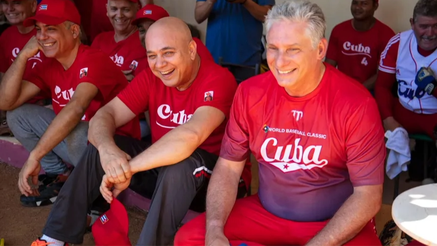 Miguel Díaz-Canel en un juego de pelota.