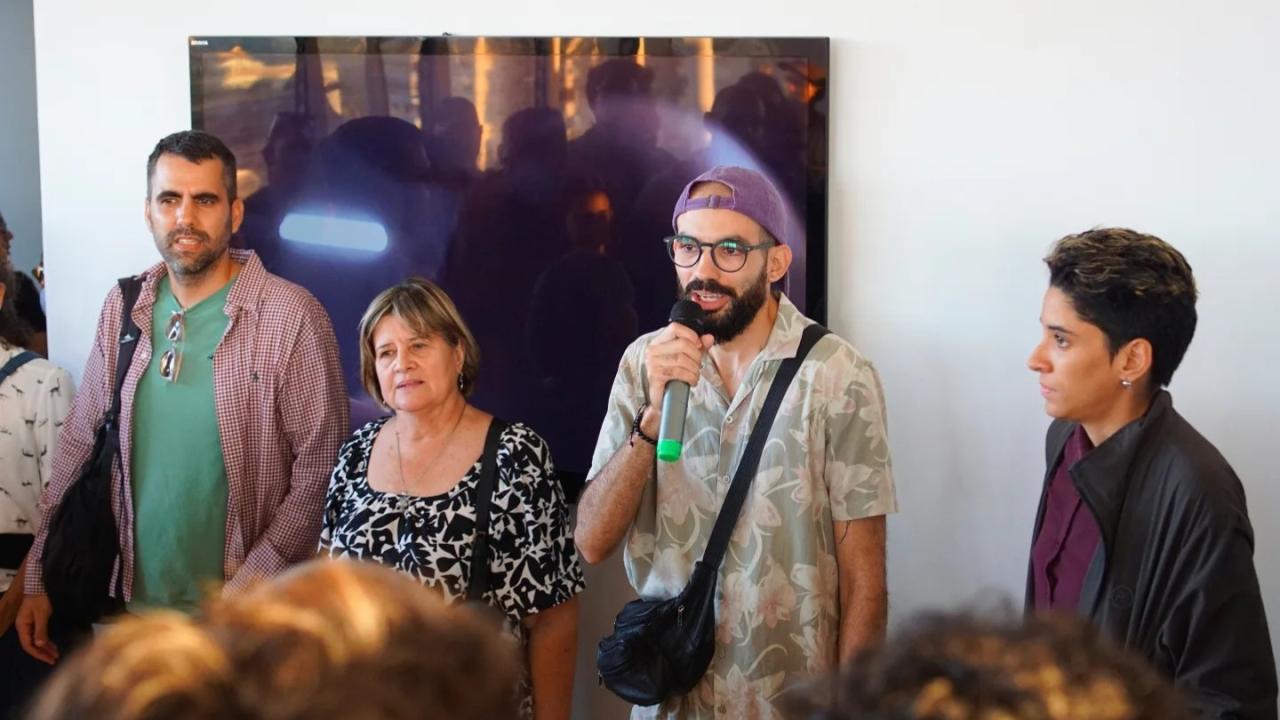 Orlando Mora Cabrera con micrófono durante una exhibición de 'Matar a un hombre'.