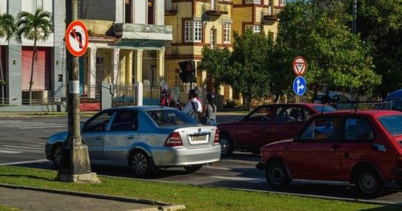 Vehículos en una calle en Cuba. 