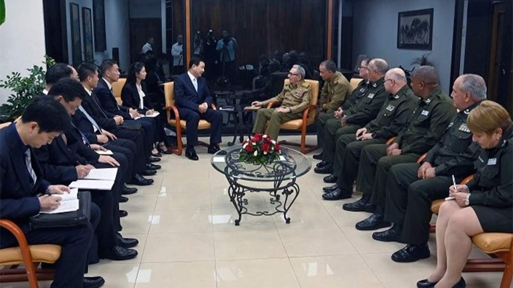 Raúl Castro recibe al ministro de Seguridad Pública de China.