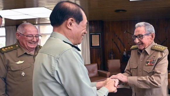 Raúl Castro y el coronel general He Weidong