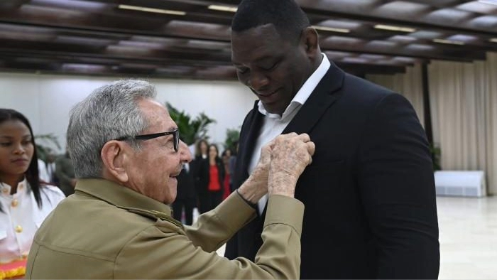 Raúl Castro condecora a Mijaín López.