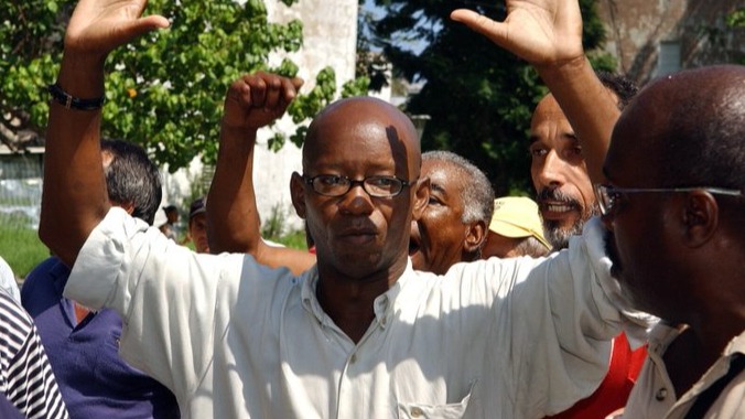 Manuel Cuesta Morúa durante un acto de repudio que sufriera en La Habana.